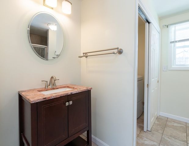 8 Ridgeview Avenue, Salem, NH 03079