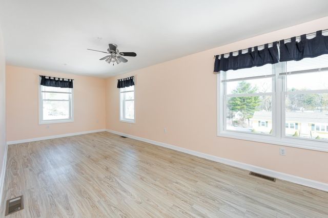 8 Ridgeview Avenue, Salem, NH 03079