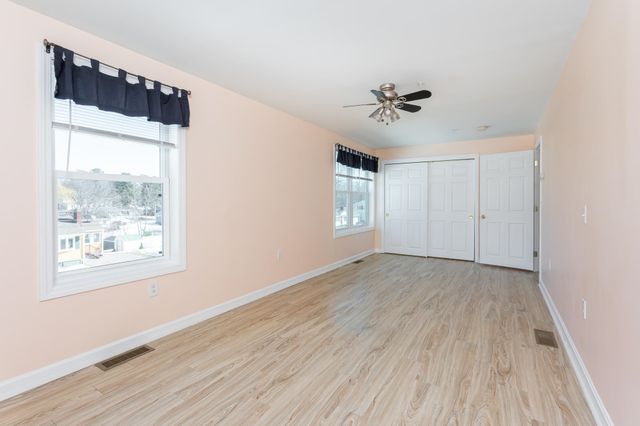 8 Ridgeview Avenue, Salem, NH 03079