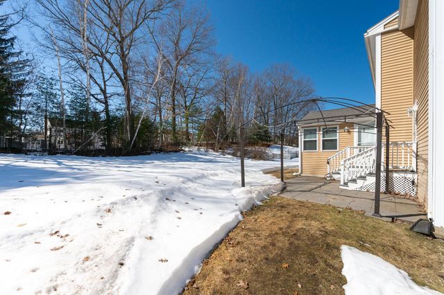 8 Ridgeview Avenue, Salem, NH 03079