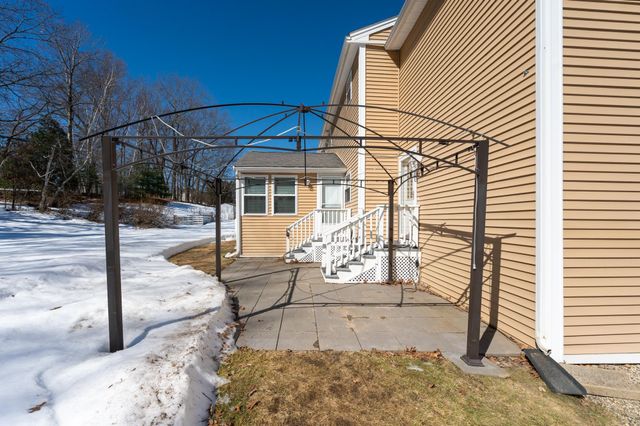 8 Ridgeview Avenue, Salem, NH 03079