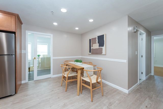 8 Ridgeview Avenue, Salem, NH 03079