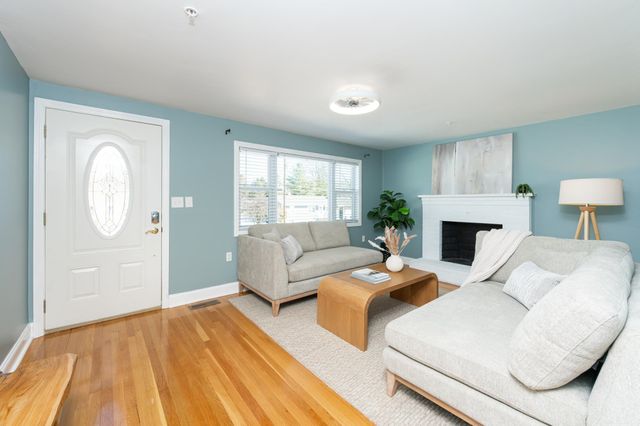 8 Ridgeview Avenue, Salem, NH 03079