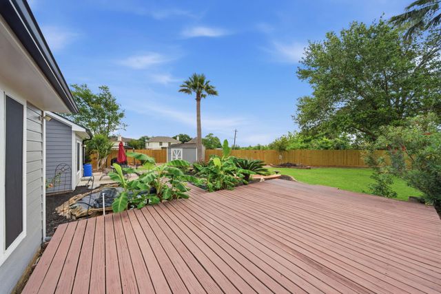 5330 Chasewood Drive, Bacliff, TX 77518