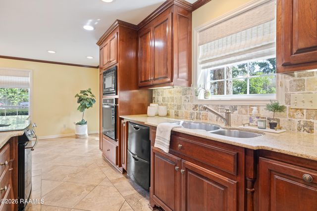 101 Chatwood Circle, Lafayette, LA 70508