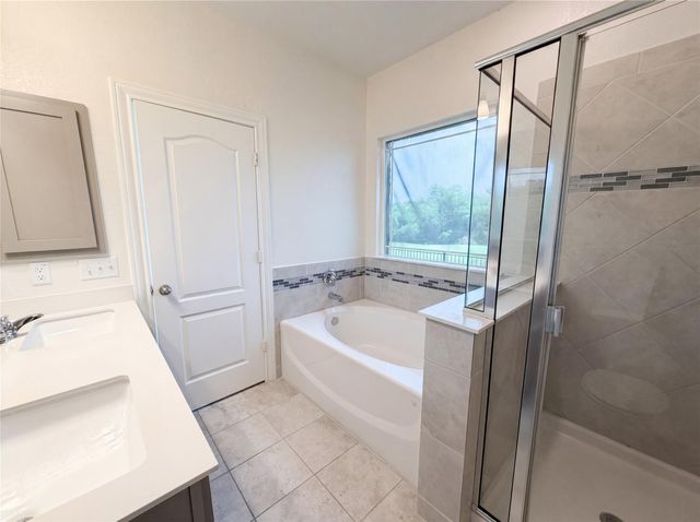 401 Fort William ST 33, Hutto, TX 78634