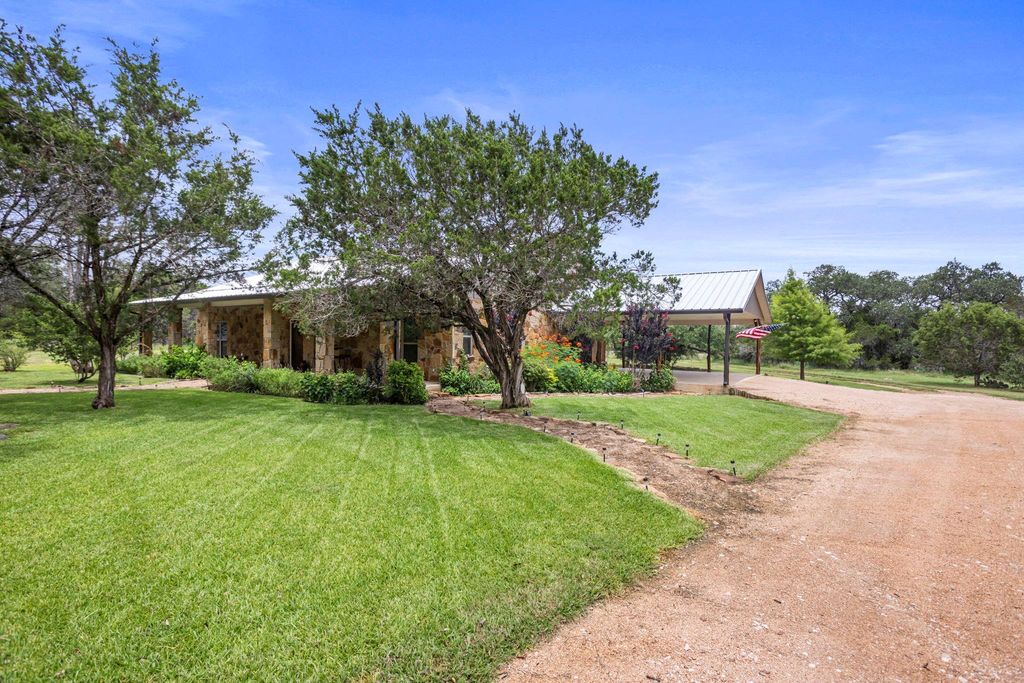 201 N Oak Vista DR, Burnet, TX 78611