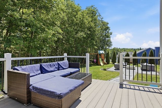 37 Hemlock Dr, Ayer, MA 01432