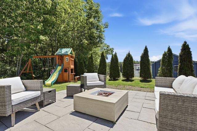 37 Hemlock Dr, Ayer, MA 01432