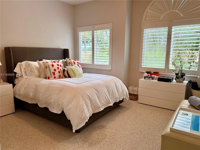 712 W Palm Aire Dr, Pompano Beach, FL 33069