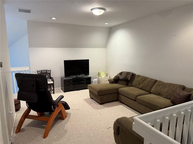 712 W Palm Aire Dr, Pompano Beach, FL 33069