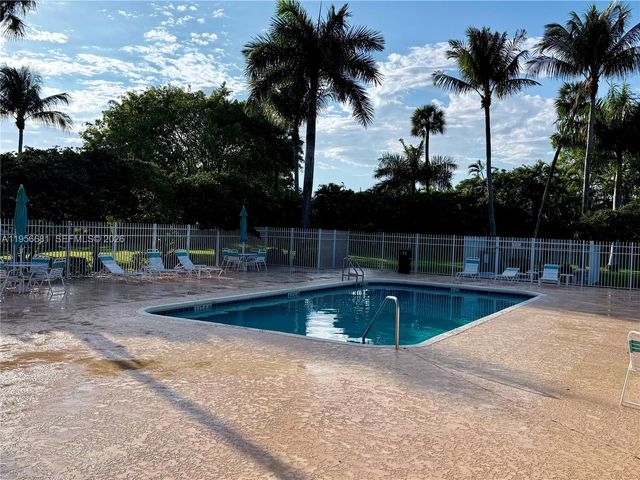 712 W Palm Aire Dr, Pompano Beach, FL 33069