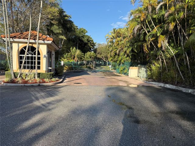 712 W Palm Aire Dr, Pompano Beach, FL 33069