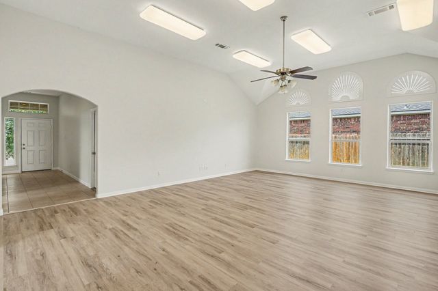 335 Quail Crossing Drive, Sanger, TX 76266