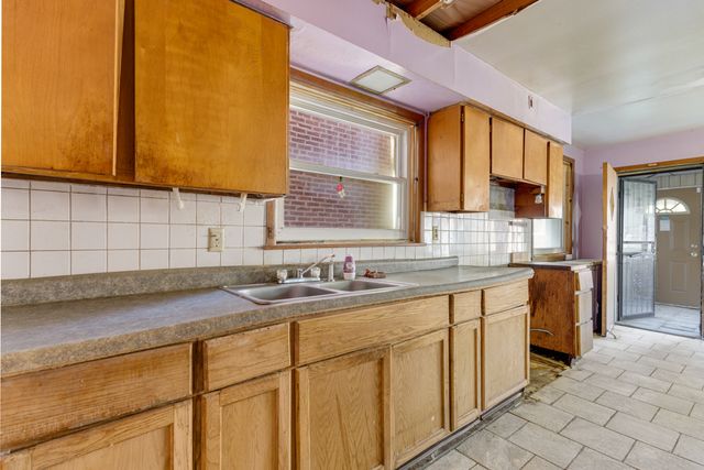7544 S Ridgeland Avenue, Chicago, IL 60649