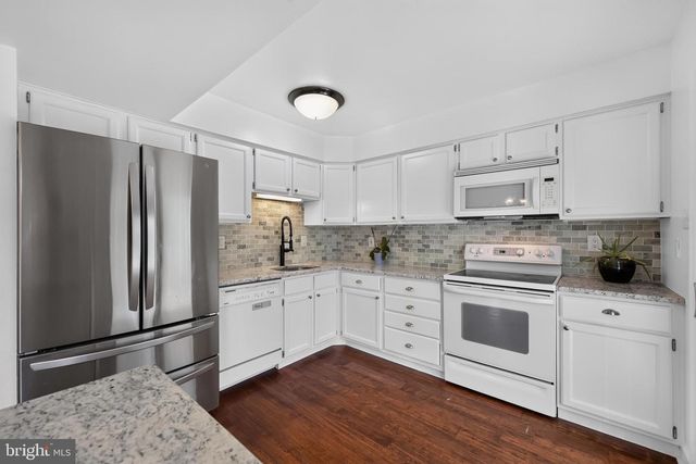284 WOODS EDGE PL, Langhorne, PA 19047
