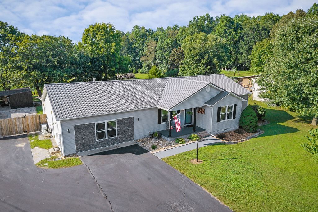 215 Walnut Trce, Sparta, TN 38583