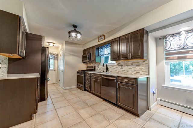 40 Golf Club Circle, Manorville, NY 11949