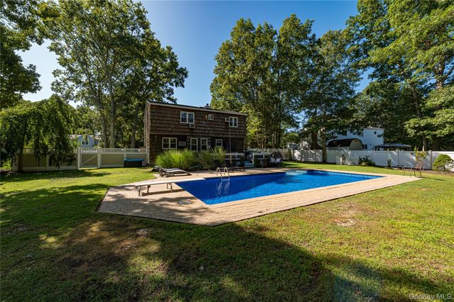 40 Golf Club Circle, Manorville, NY 11949