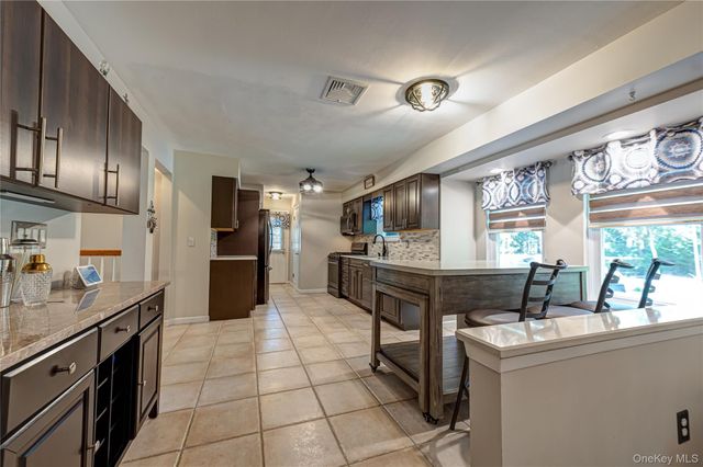 40 Golf Club Circle, Manorville, NY 11949