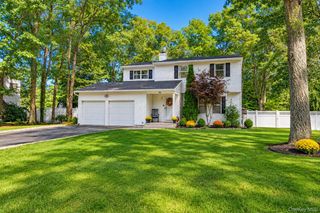 40 Golf Club Circle, Manorville, NY 11949