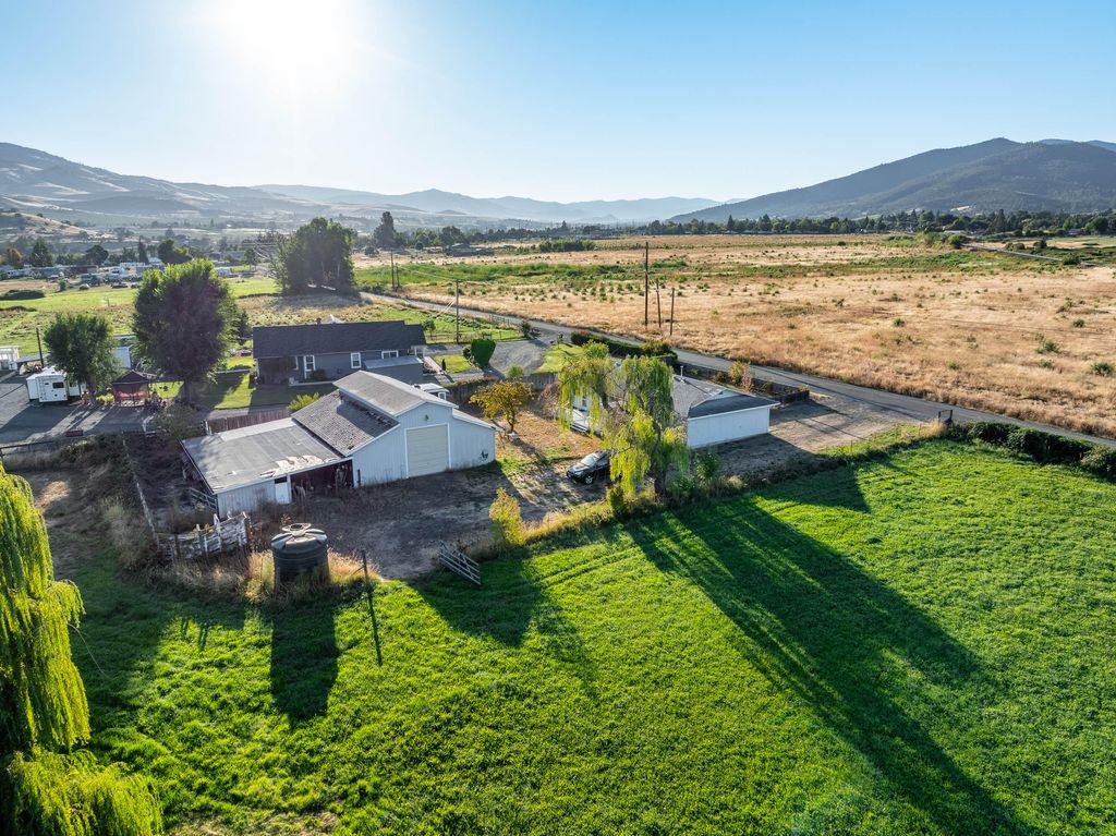 230 Hartley Road, Phoenix, OR 97535
