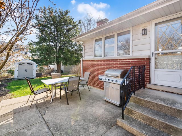 392 E Saint Charles Road, Elmhurst, IL 60126