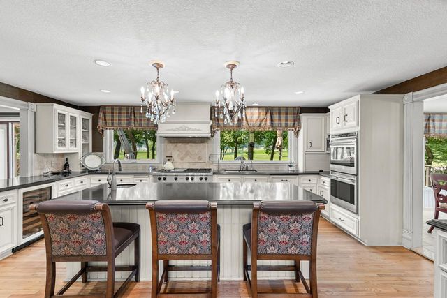 2890 Autumn Woods Drive, Chaska, MN 55318