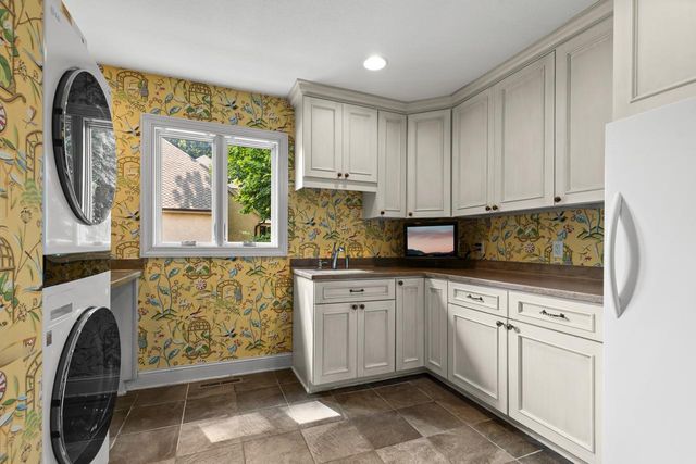 2890 Autumn Woods Drive, Chaska, MN 55318