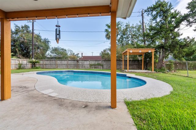 10455 Shell Rock Road, La Porte, TX 77571