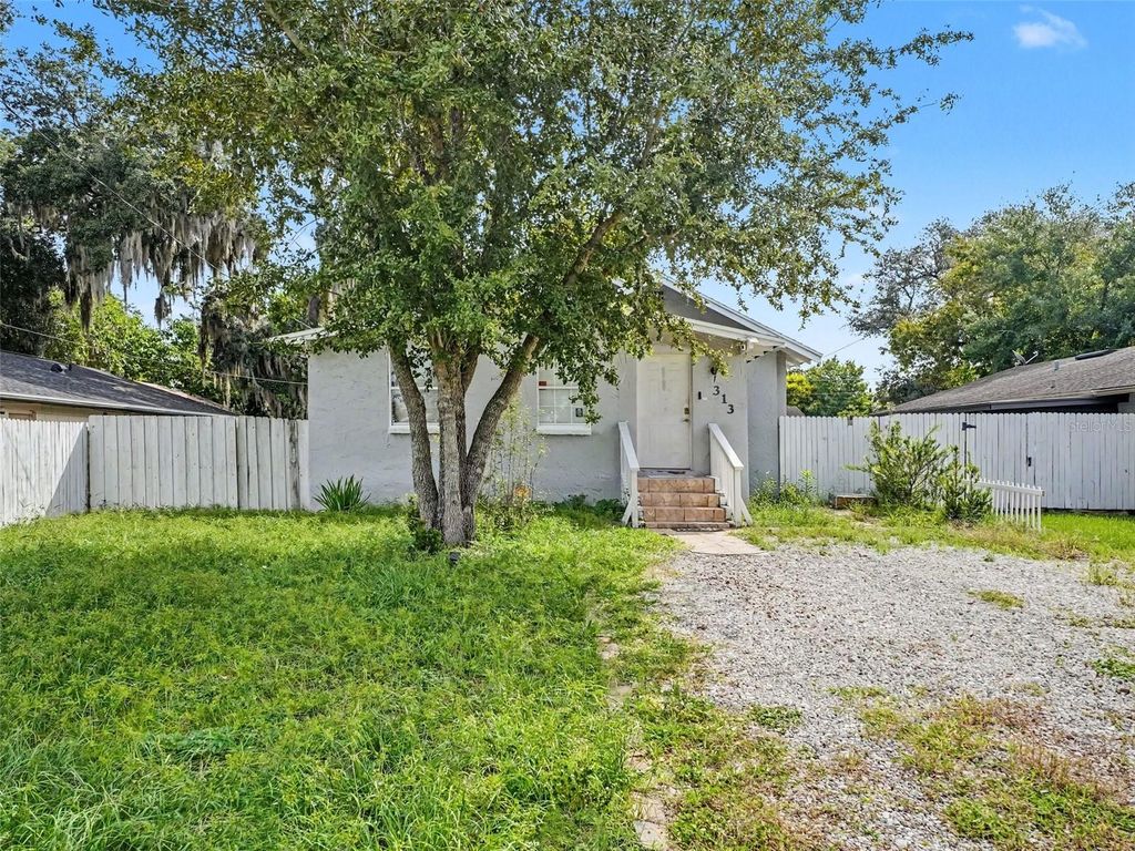 Image 2 of property listing at 313 LUCILE WAY, Orlando, FL 32835