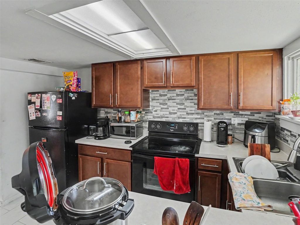 Image 11 of property listing at 313 LUCILE WAY, Orlando, FL 32835