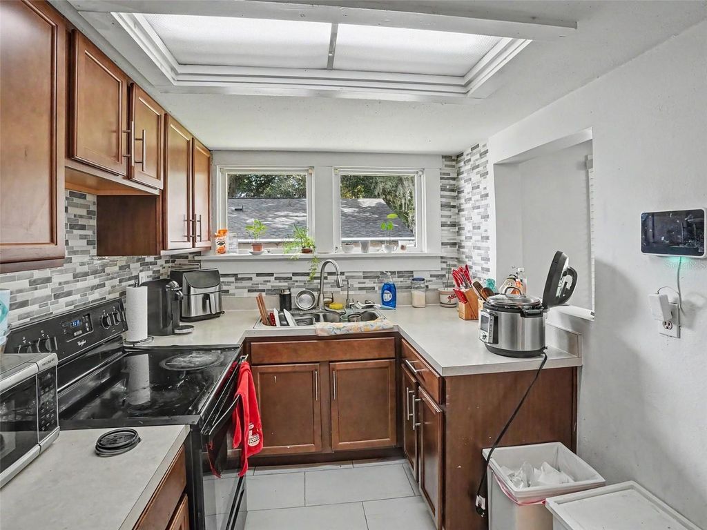 Image 12 of property listing at 313 LUCILE WAY, Orlando, FL 32835