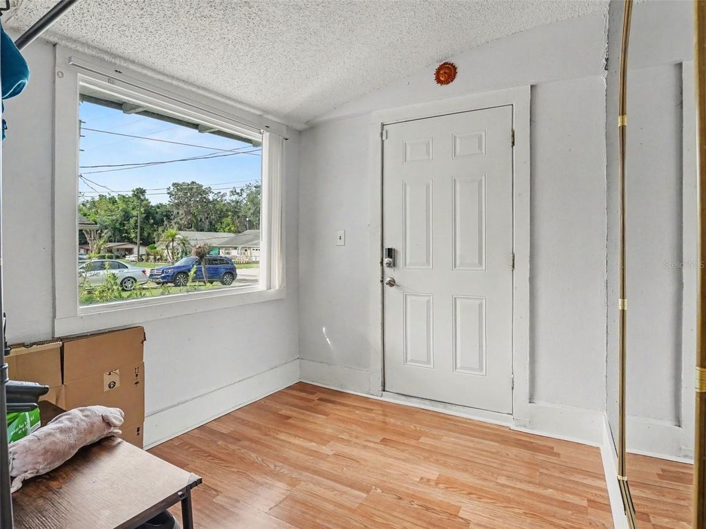 Image 4 of property listing at 313 LUCILE WAY, Orlando, FL 32835