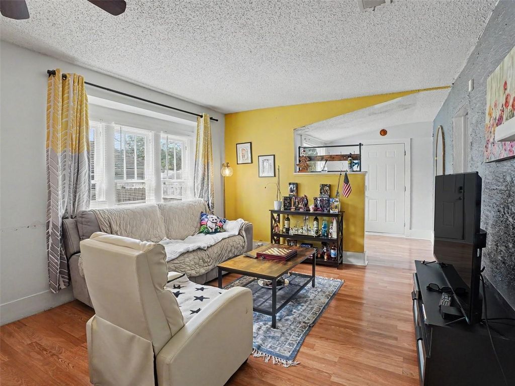 Image 6 of property listing at 313 LUCILE WAY, Orlando, FL 32835
