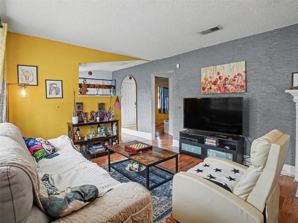Image 7 of property listing at 313 LUCILE WAY, Orlando, FL 32835