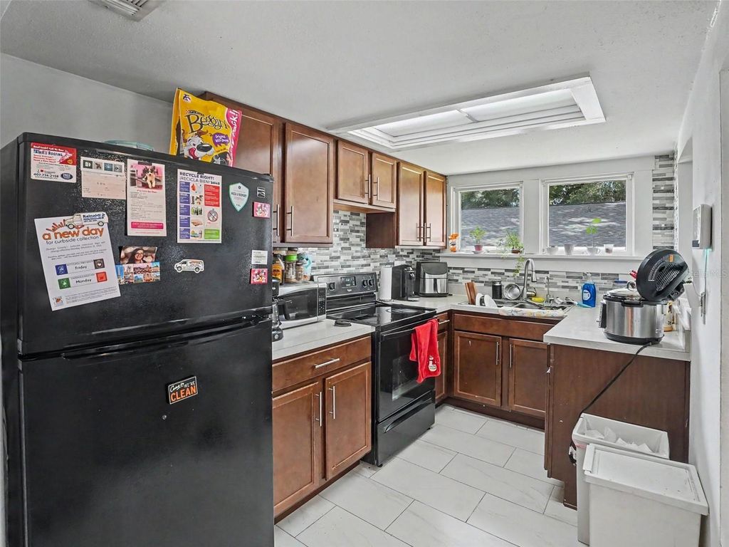 Image 10 of property listing at 313 LUCILE WAY, Orlando, FL 32835