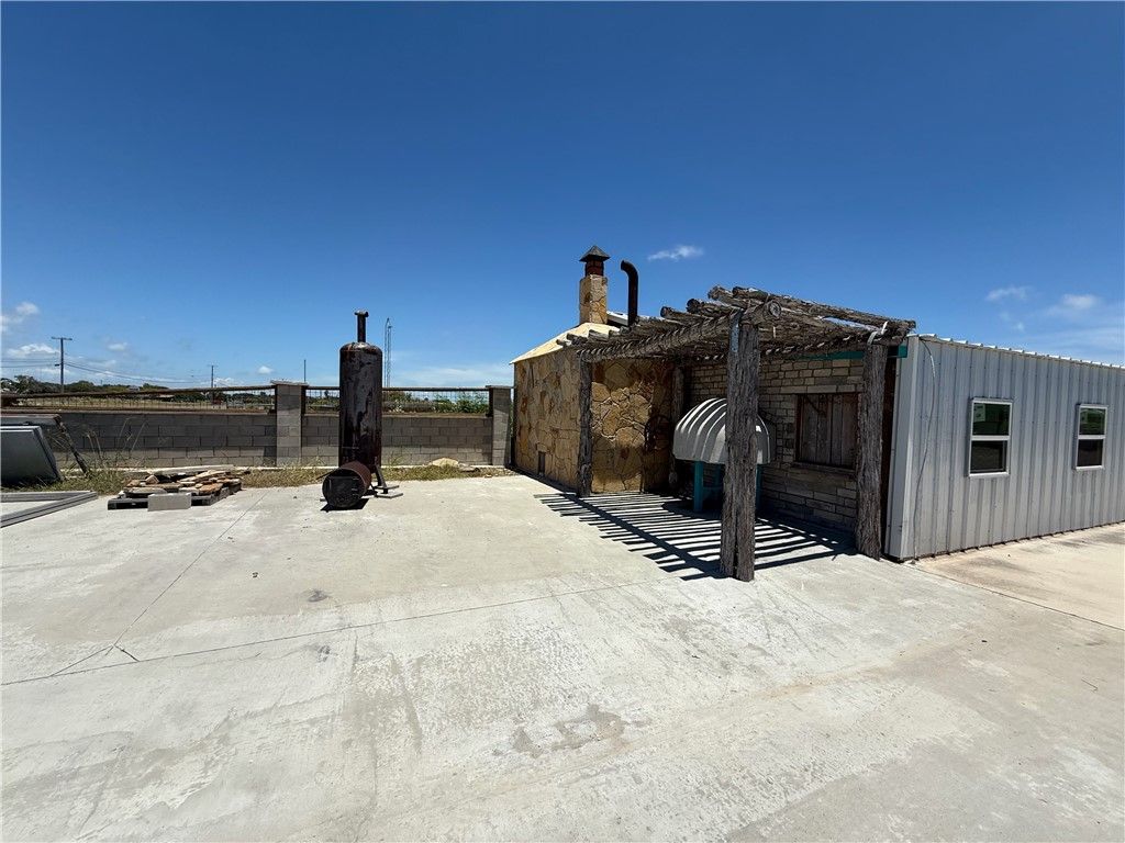 1041 N Commercial St N, Aransas Pass, TX 78336 — photo 3
