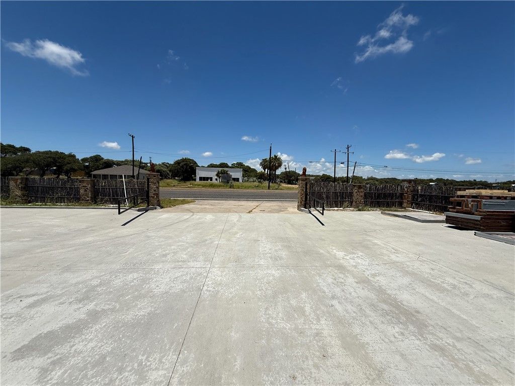 1041 N Commercial St N, Aransas Pass, TX 78336 — photo 4