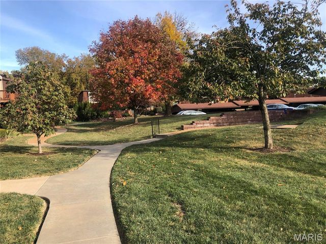 1163 Appleseed Lane B, St Louis, MO 63132
