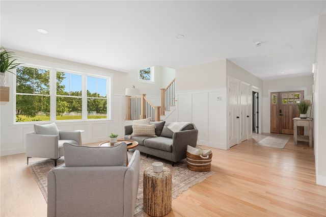 5 Braeburn Circle, Cranston, RI 02921