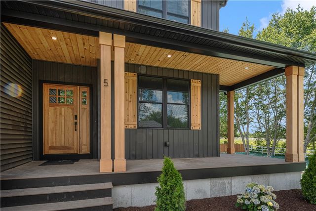 5 Braeburn Circle, Cranston, RI 02921