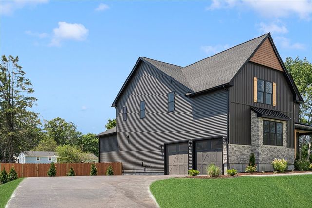 5 Braeburn Circle, Cranston, RI 02921