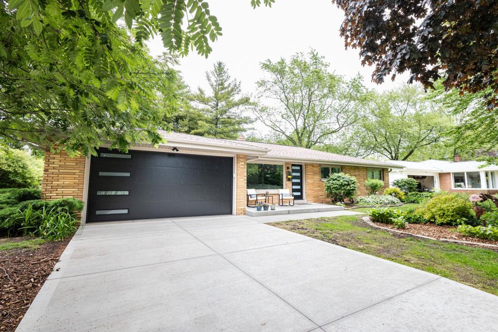 8450 N Indian Creek PARKWAY, Fox Point, WI 53217
