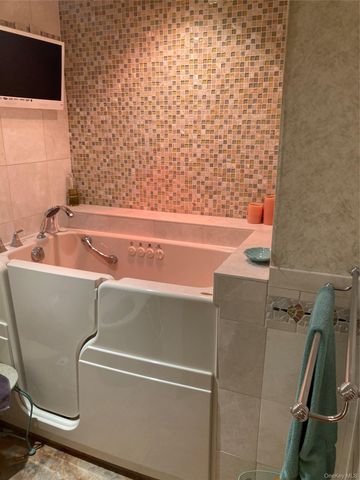 780 W Broadway 5J, Long Beach, NY 11561