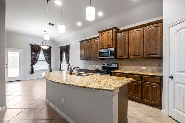 556 Bretts Way, Burleson, TX 76028