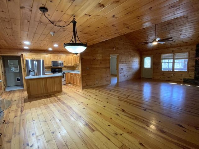 29 Agora Lane, Ellijay, GA 30540
