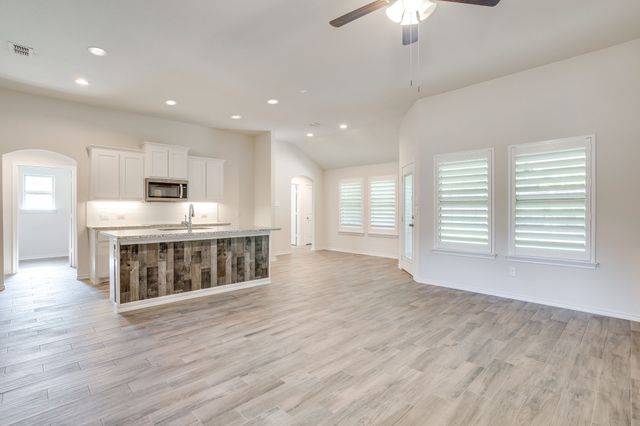 1533 Grassy Meadows Drive, Burleson, TX 76058