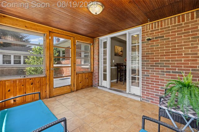 20300 Sunnyside Street, St. Clair Shores, MI 48080