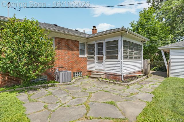 20300 Sunnyside Street, St. Clair Shores, MI 48080